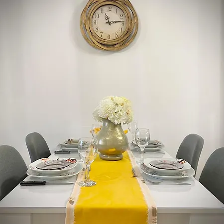 Art For 4 Guests Free Parking & Wifi